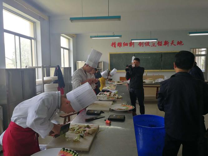 岐山县职教中心餐饮服务专业学生正在凉菜摆盘实训.